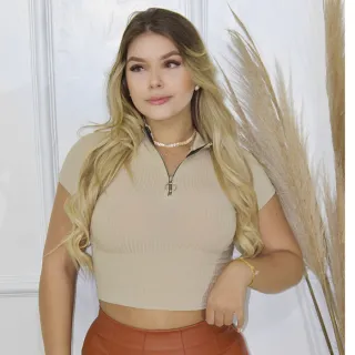 Moda Blogueira Verão: Cropped Feminino Manga Curta com Zíper Canelado - Off White