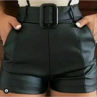 Bolso com Cinto, Shorts Feminino em Couro Fake Cirre - Preto