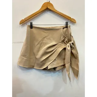 Moda blogueira: Saia feminina curta de alfaiataria para o verão - Branco