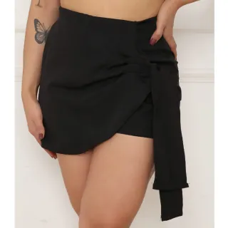 Saia curta feminina com amarração lateral em alfaiataria - Preto