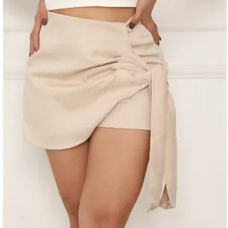 Saia curta feminina com amarração lateral em alfaiataria - Preto