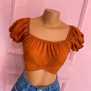 Moda 2023: Cropped Gringa com manga amarração nas costas - Rosa Vivo