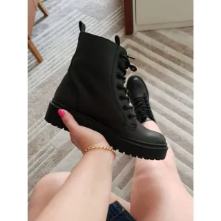 Coturno tratorado cano curto: bota para blogueira - Verniz Preto