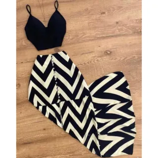 Saia longa com fenda, botões e estilo elegante