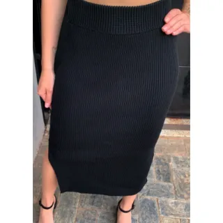 Fenda lateral em saia midi tricot canelada - Bege