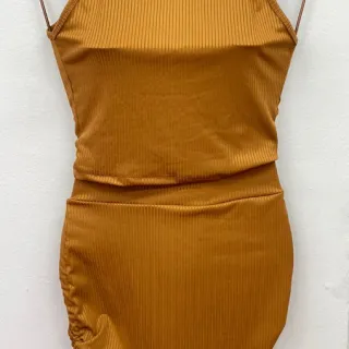 Cropped canelado com regulagem de tamanho e conjunto saia drapeada - Militar