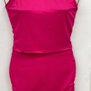 Cropped canelado com regulagem de tamanho e conjunto saia drapeada - Militar