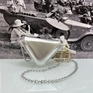 Bolsa de festa em couro envernizado com brilho glitter