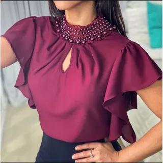 Moda feminina: blusa social com babado de manga curta e pérolas no pescoço - Branco