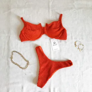 Calcinha Asa Delta Retrô Texturizada + Biquíni Meia Taça Mônaco (Branco/Verde/Roxo/Laranja/Preto/Lilás/Rosa/Vermelho) - LAVANDA