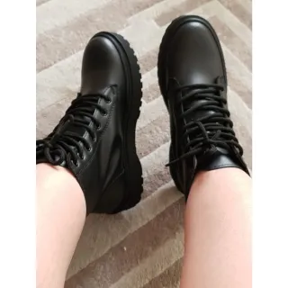 Coturno tratorado cano curto: bota para blogueira - Verniz Preto
