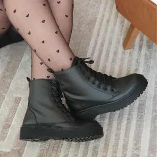 Confortável bota feminina tratorada, cano curto, promoção preço de fábrica - Verniz Preto