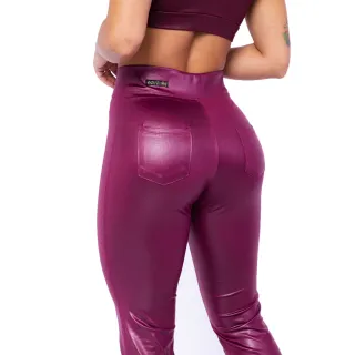 Hot Pants Flare em Cirré Couro com Bolsos Zíper e Botão - Calça Disco Bailarina WOLFOX - Vinho