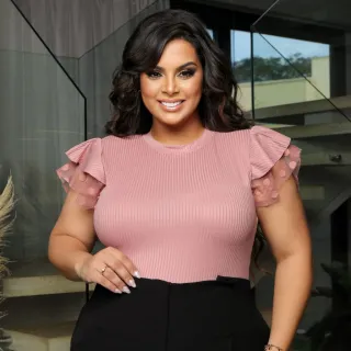 Blusa Feminina Plus Size Amelia com Babado Verdadeiro, nos tamanhos G1, G2 e G3 - Rosa Pink