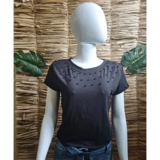 Blusa Feminina Manga Curta Pérolas Detalhes - Preto