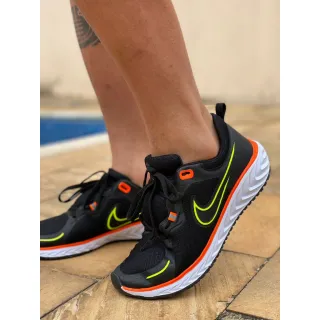 Lançamento 2023 Tênis Masculino Esportivo Confortável Academia - Preto com Dourado