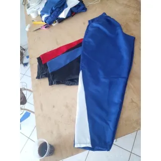 Modelo Recorte na Perna Calça Esportiva Tactel - P ao GG e Plus Size - PRETA/ RECORTE AZUL ROYAL