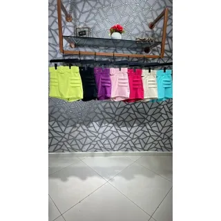 Moda Plus Size: Shorts Saia Neon com Cinto Removível - Envio Imediato - Branco