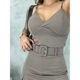 Verão Despojado: Macaquinho Curto de Alcinha com Short Saia e Cinto - Vermelho