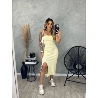 Elegância e ousadia: Vestido Midi Canelado com Fenda Tomara que Caia - P