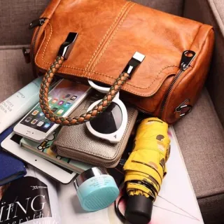 Bolsa Grande Transversal Feminina Boston - Ajustável e com Bolso Anti Roubo - CAFE