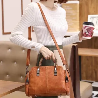 Bolsa Grande Transversal Feminina Boston - Ajustável e com Bolso Anti Roubo - CAFE