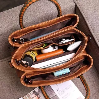 Bolsa Grande Transversal Feminina Boston - Ajustável e com Bolso Anti Roubo - CAFE