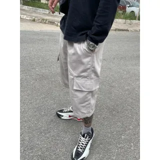 Streetwear Masculina: Bermuda Cargo Oversized com 6 Bolsos - Preto