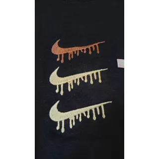 Marca NK Estética Casual Confortável: Camiseta Logo Bordado - Marrom