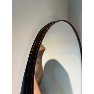 Orgânico Espelho Decorativo Adnet Oval 60x35 cm com Moldura de Couro e Pendurador - Caramelo