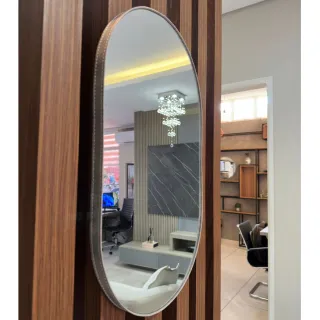 Orgânico Espelho Decorativo Adnet Oval 60x35 cm com Moldura de Couro e Pendurador - Caramelo