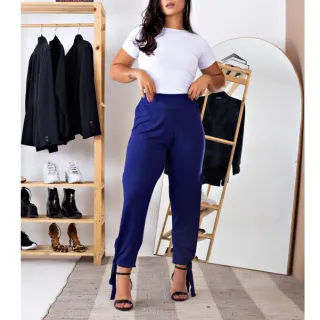Modelo Skinny Cintura Alta Sem Bolsos: Calça Feminina Com Fenda Lateral - Estilo Gringa - Preto