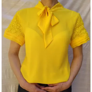 Oferta de Blusa Feminina Linda com Detalhe de Laço para Amarrar - Branco