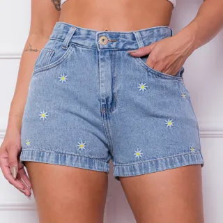 Estampas femininas em short jeans
