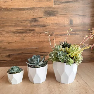 Vasos Decorativos Injetados Kit 3 Cachepôs Facetados Nº2, 3 e 4 - Caramelo