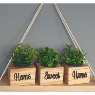 Decoração com trio de vasinhos de madeira e plantas artificiais - Home Sweet home