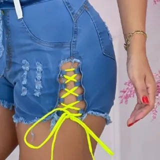 Bermuda Jeans Feminina Vazada com Cadarço - Tendência Verão - JEANS CLARO
