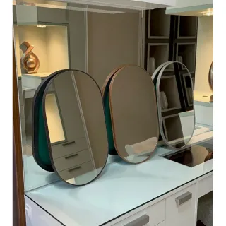 Orgânico Espelho Decorativo Adnet Oval 60x35 cm com Moldura de Couro e Pendurador - Caramelo