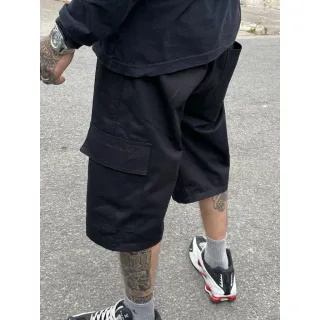 Streetwear Masculina: Bermuda Cargo Oversized com 6 Bolsos - Preto