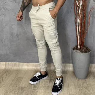 Calça Jogger Masculina Slim Sarja Cargo com Cordão e Bolsos - Creme Escuro