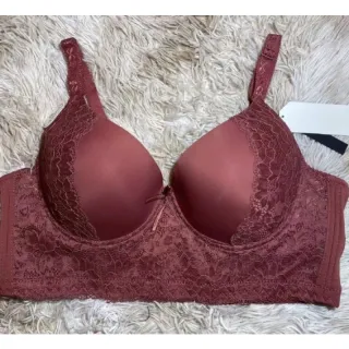 Modelo Yara Plus Size: Sutiã Importado - Azul