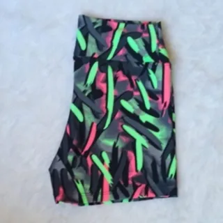 Academia curto fitness feminino para treinos - Ondas vermelhas