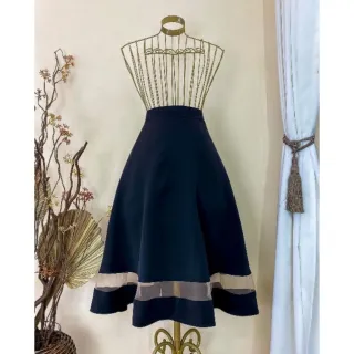Moda evangélica plus size: Saia godê evasê com detalhe de tule - Preto
