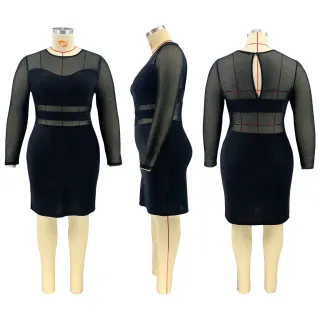 Vestido feminino preto curto Plus Size, manga longa em mesh com detalhes de patchwork e brilho para arrasar na balada - Preto