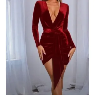 Elegante vestido de festa assimétrico em veludo com franzido e decote plunge - Preto