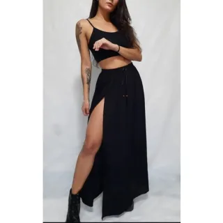 Saia preta longa com fenda - Compre online na Raryel - Preto