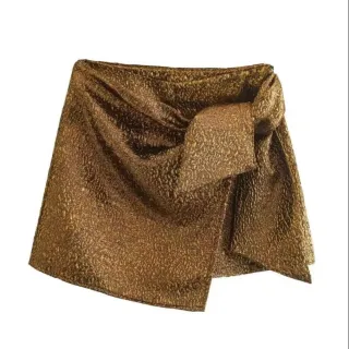 Moda feminina: Shorts decorativos de rua alta em roxo texturizado - Ouro