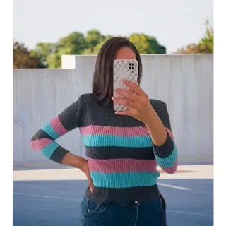 Moda inverno feminina: Blusa tricô colorida listrada - Cinza/Azul/Vermelho Mesclado