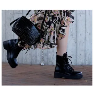 Confortável bota feminina tratorada, cano curto, promoção preço de fábrica - Verniz Preto