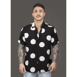 Camisa masculina estampada over preta em tecido de viscose com botões - M